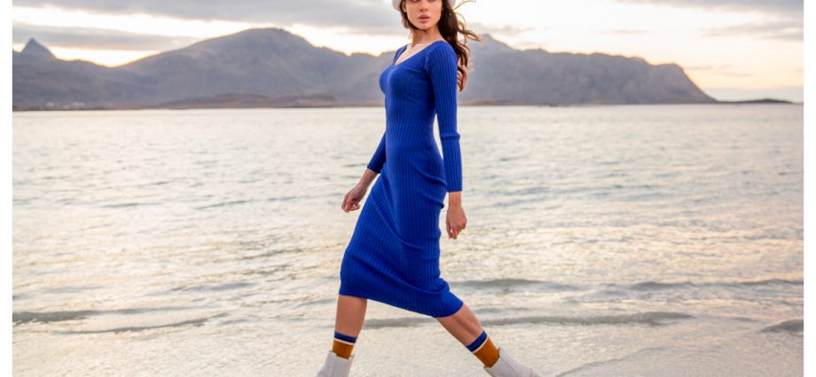 Sweterkowa sukienka maxi z długimi rękawami w kolorze niebieskim